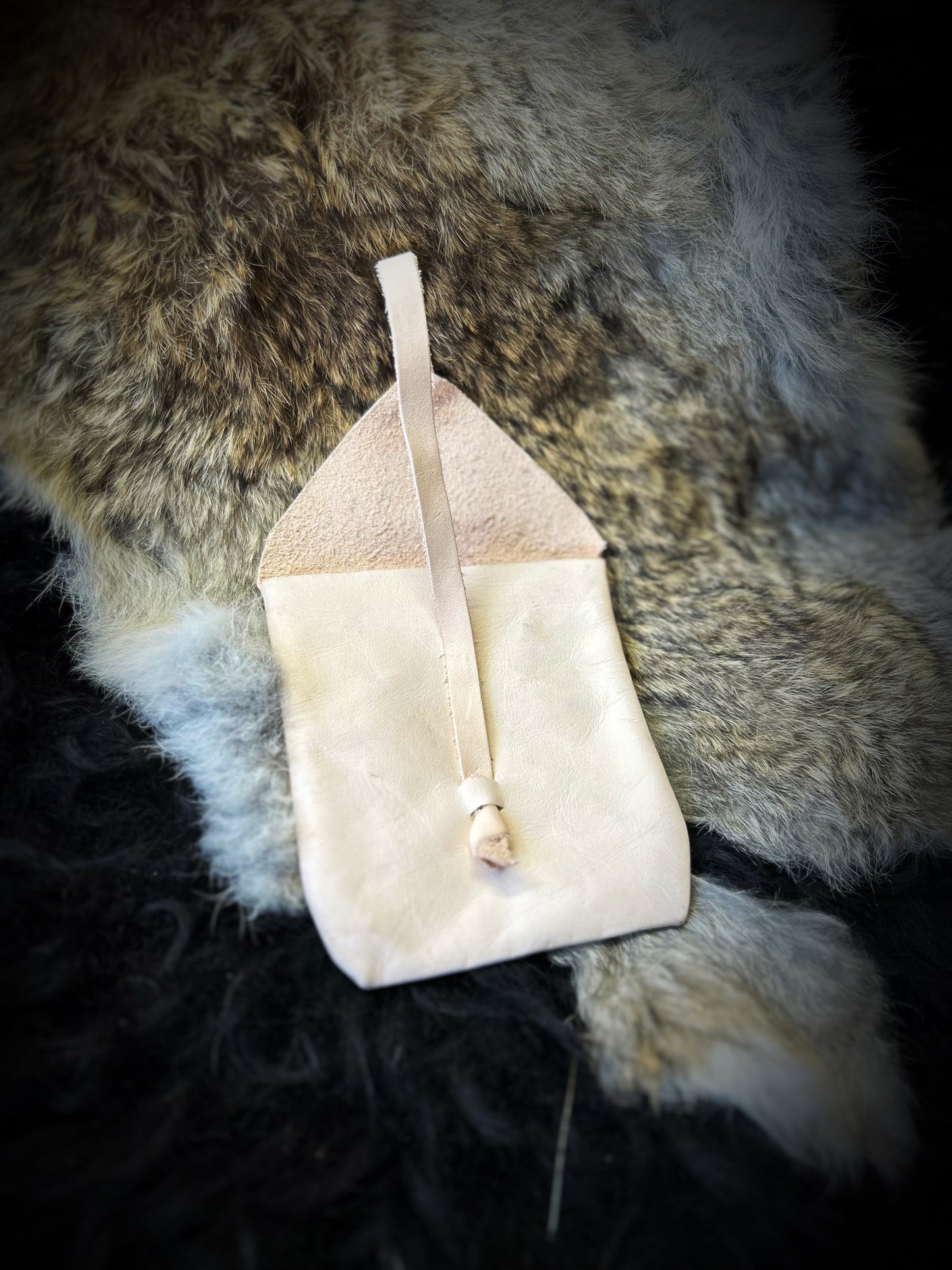 Elisenhof Pouch (700-800)